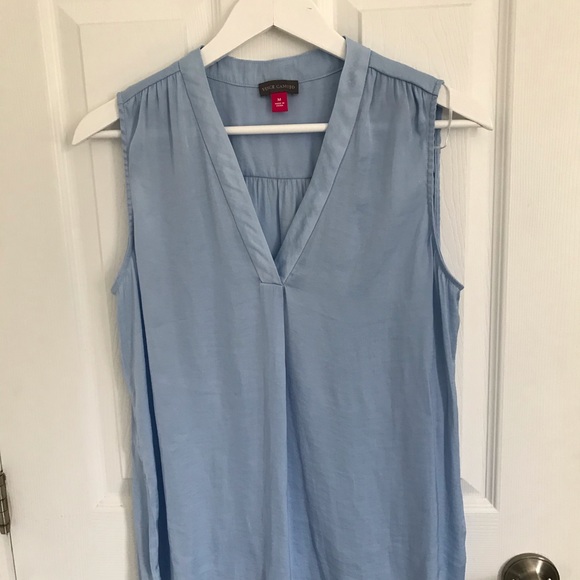 Vince Camuto sleeveless v-neck rumple blouse. - Picture 2 of 3